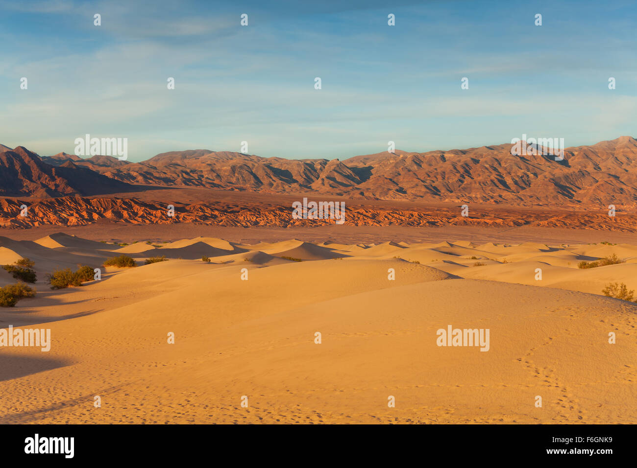 Les dunes de sable de la vallée de la mort et les montagnes Banque D'Images