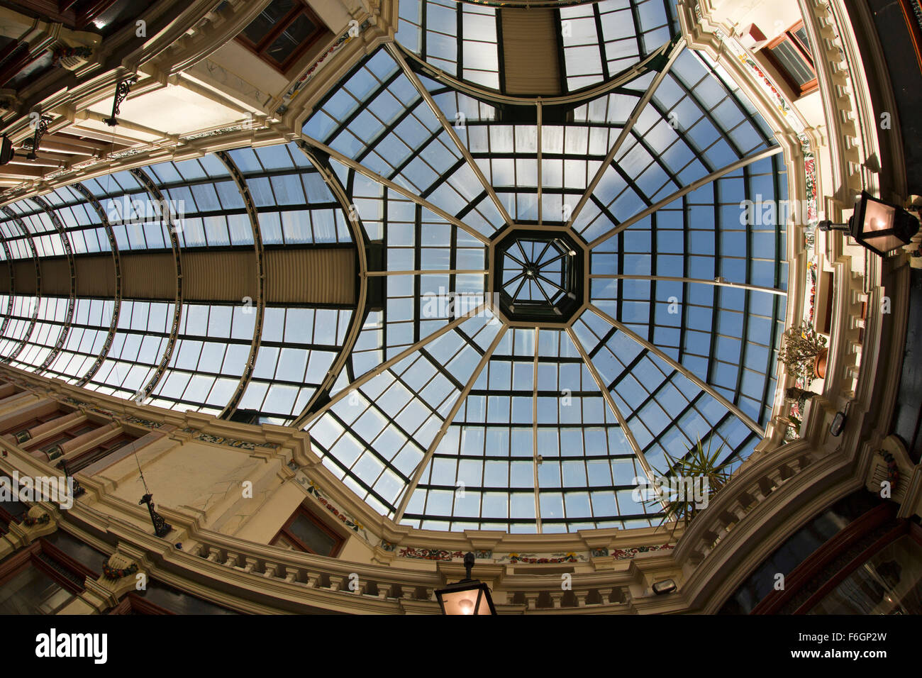 Royaume-uni, Angleterre, dans le Yorkshire, Hull, Silver Street, Hepworths Arcade, toit vitré décoratif Banque D'Images