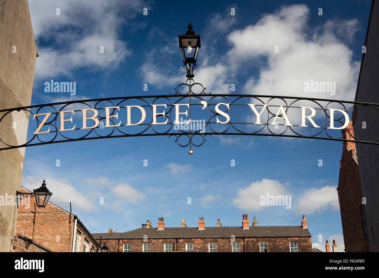 Royaume-uni, Angleterre, dans le Yorkshire, Hull, Posterngate, Zébédée's Yard, signe, au cours d'entrée de l'ancien site de l'école Trinity House Banque D'Images