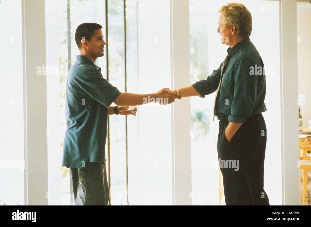 Jun 29, 2001 ; Los Angeles, CA, USA ; l'acteur Jay Hernandez comme Carlos et Bruce Davidson en tant que Tom Oakley dans le Touchstone Pictures théâtre romantique, 'Crazy belle." Banque D'Images