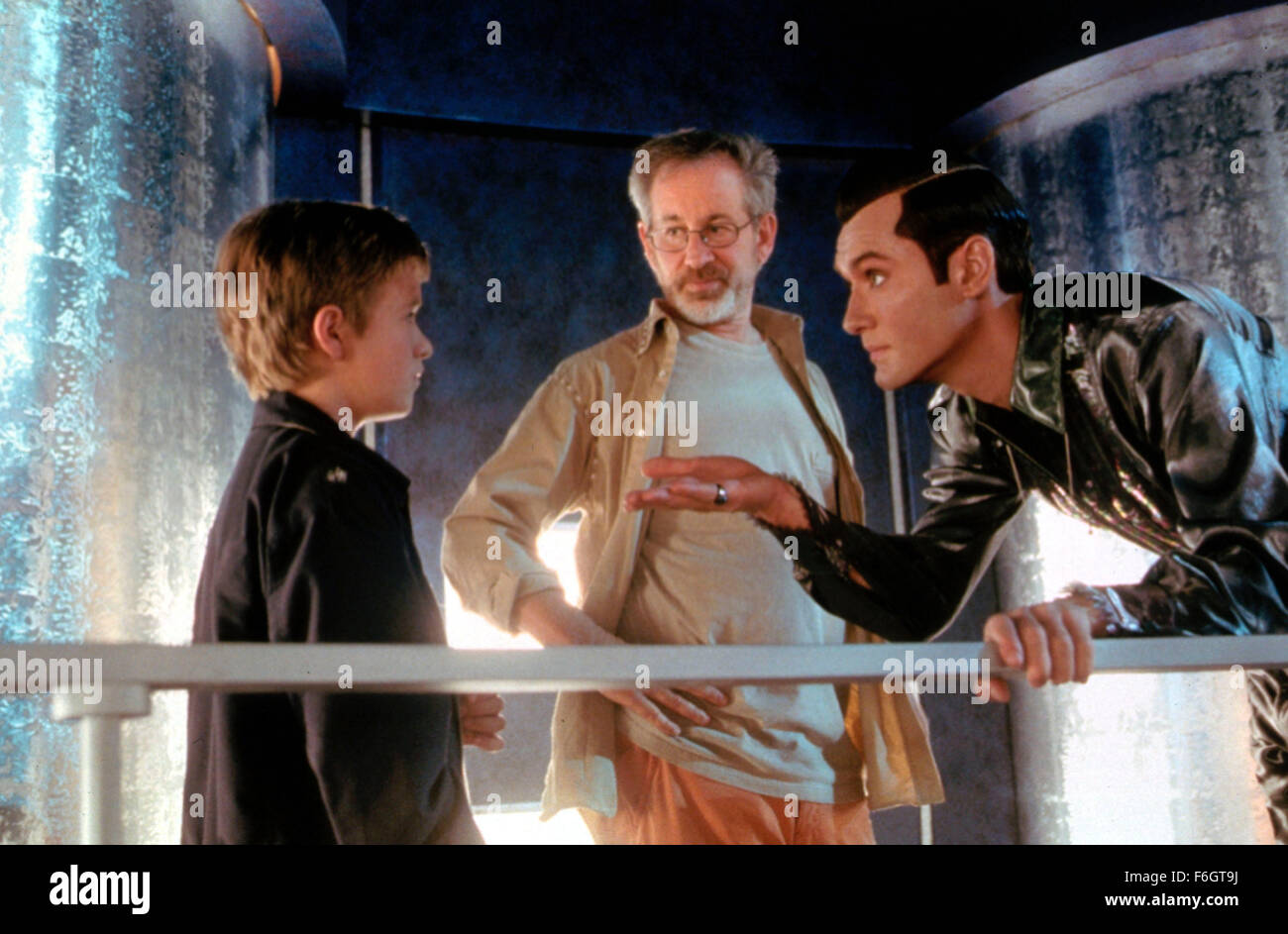 Jun 29, 2001 ; Hollywood, CA, USA ; Acteurs Haley Joel Osment et Jude Law avec le réalisateur Steven Spielberg dans une scène du film 'par intérim. L'Intelligence Artificielle'.. (Crédit Image : ) Banque D'Images