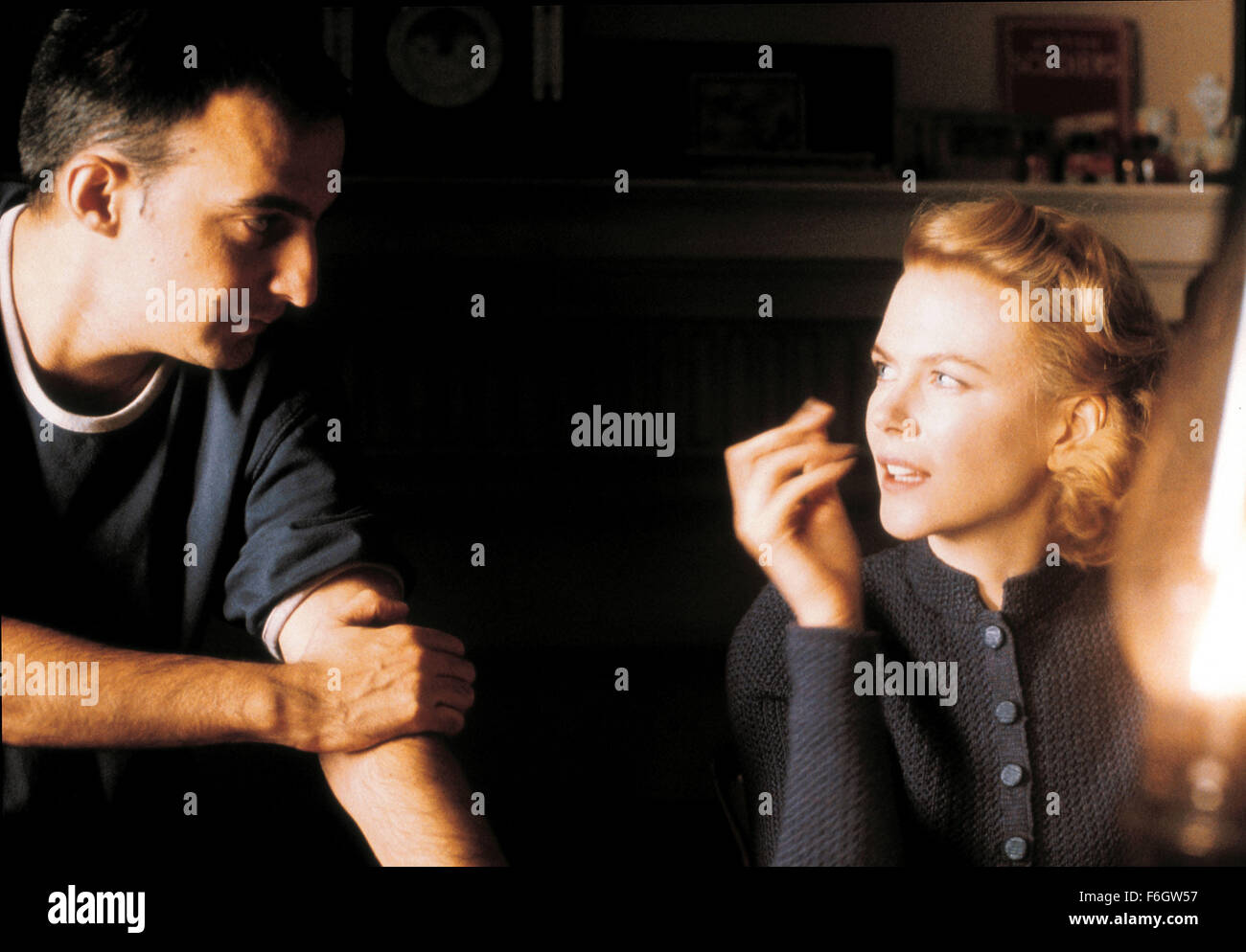 Aug 02, 2001 ; Long Island, NV, USA ; Directeur Alejandro Amenabar et actrice Nicole Kidman sur le tournage de la palpitant de "l'horreur d'autres". Banque D'Images