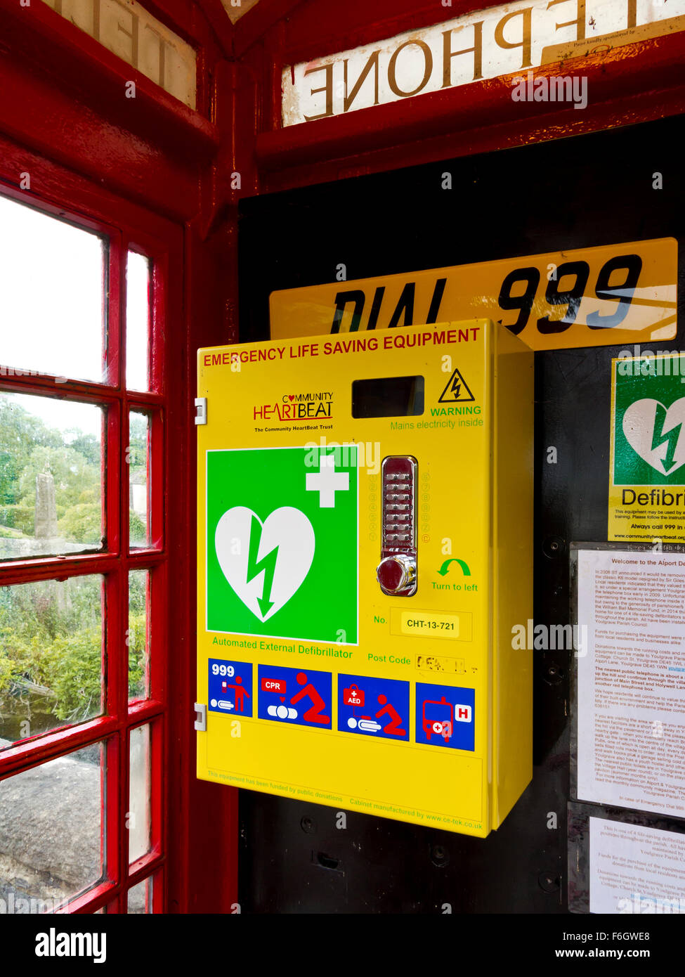 L'équipement de sauvetage d'urgence défibrillateur installé dans le vieux téléphone rouge fort dans le village d'Alport Derbyshire Dales England UK Banque D'Images