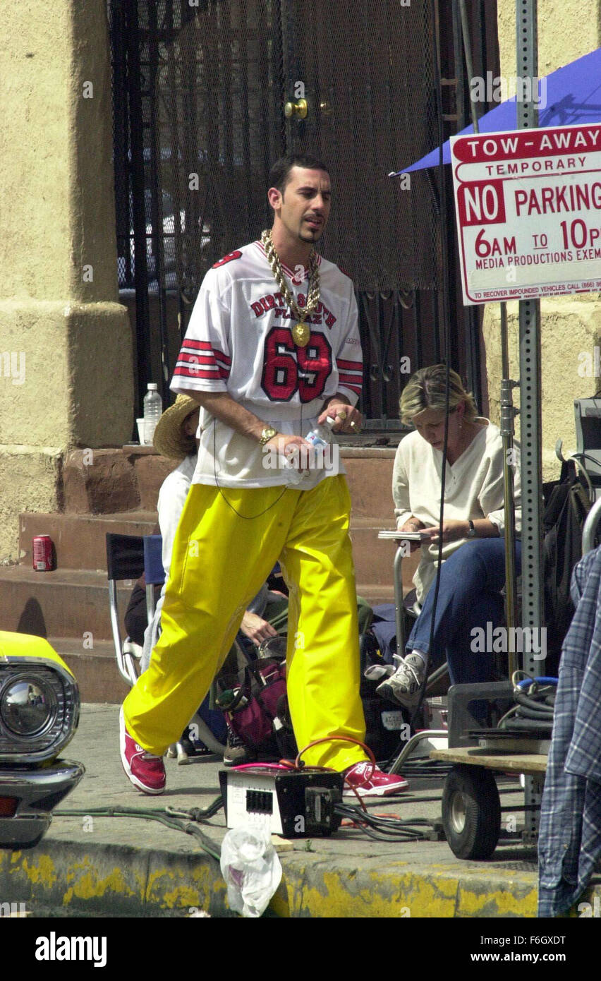 Apr 30, 2001 ; Los Angeles, CA, USA ; comédien britannique Sacha Baron Cohen en costume comme 'Ali G' films une scène de son prochain film dans le centre-ville de Los Angeles Los Angeles est à la vie réelle des membres de gang. . (Crédit Image : ) Banque D'Images