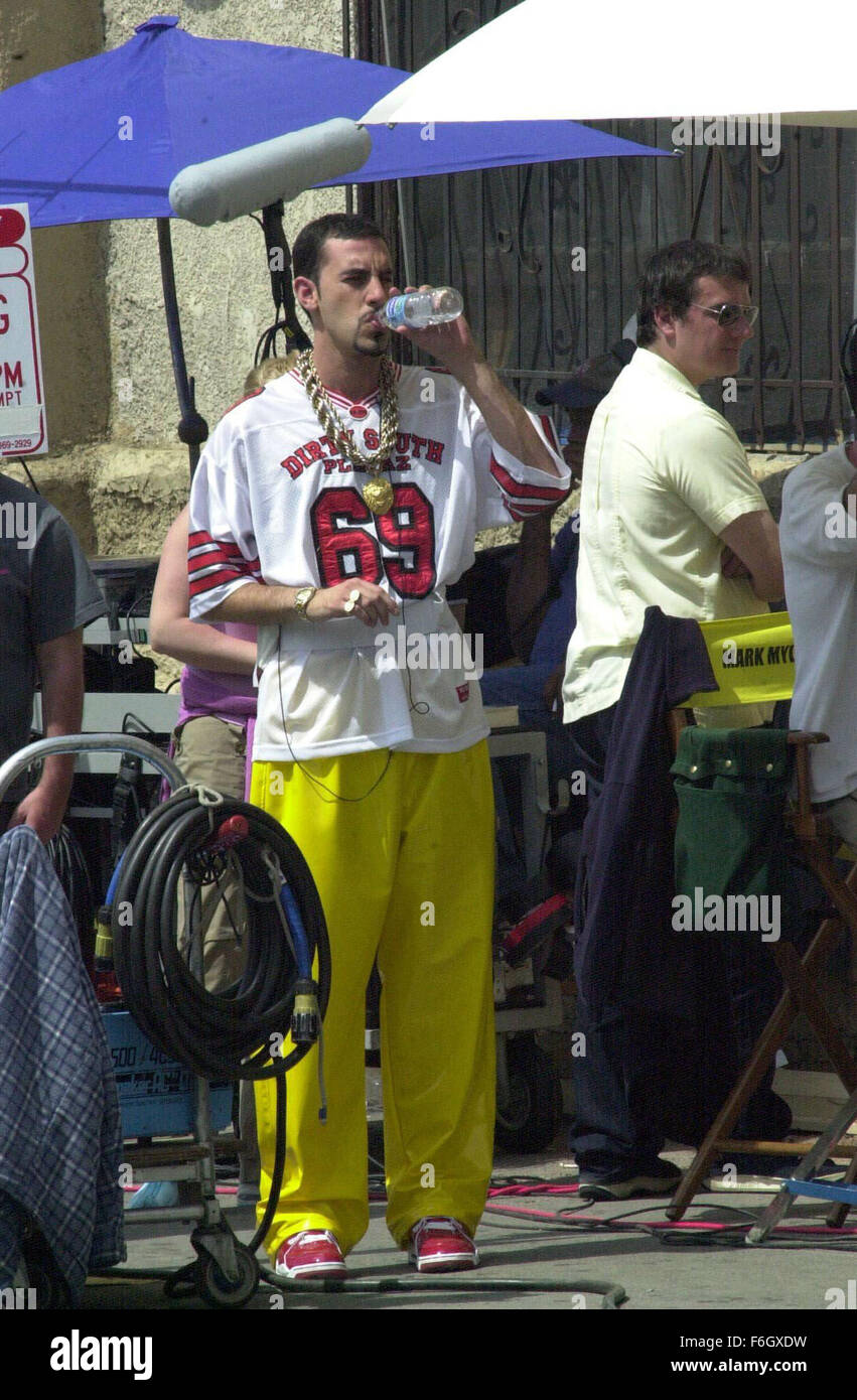 Apr 30, 2001 ; Los Angeles, CA, USA ; comédien britannique Sacha Baron Cohen en costume comme 'Ali G' films une scène de son prochain film dans le centre-ville de Los Angeles Los Angeles est à la vie réelle des membres de gang. . (Crédit Image : ) Banque D'Images