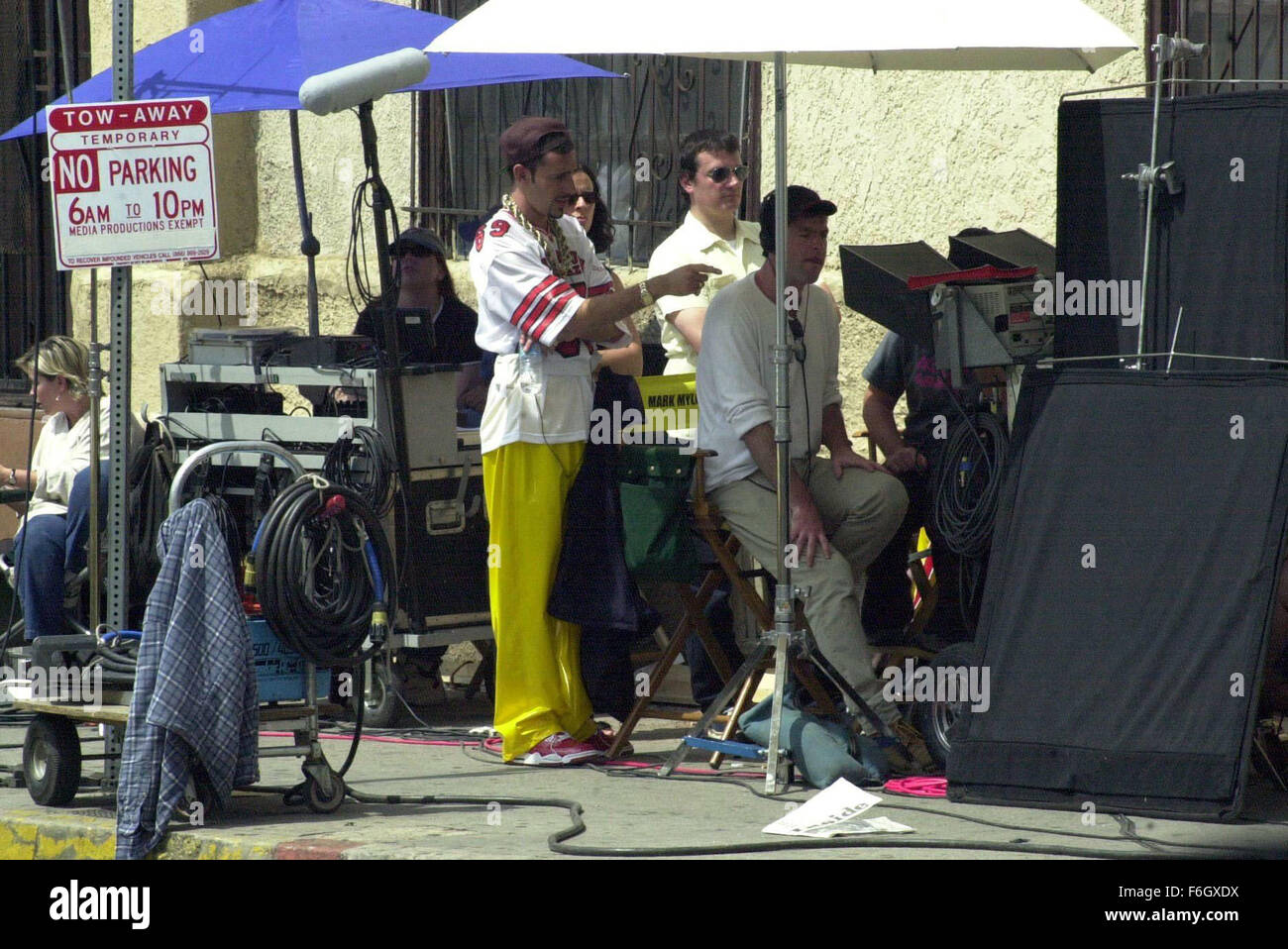 Apr 30, 2001 ; Los Angeles, CA, USA ; comédien britannique Sacha Baron Cohen en costume comme 'Ali G' films une scène de son prochain film dans le centre-ville de Los Angeles Los Angeles est à la vie réelle des membres de gang. . (Crédit Image : ) Banque D'Images