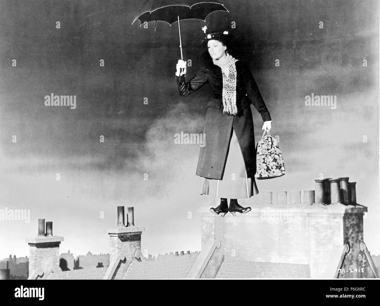 Sep 11, 2001 ; Los Angeles, CA, USA ; l'actrice Julie Andrews stars comme Mary Poppins dans le 1964 film "Mary Popins' réalisé par Robert Stevenson. Banque D'Images