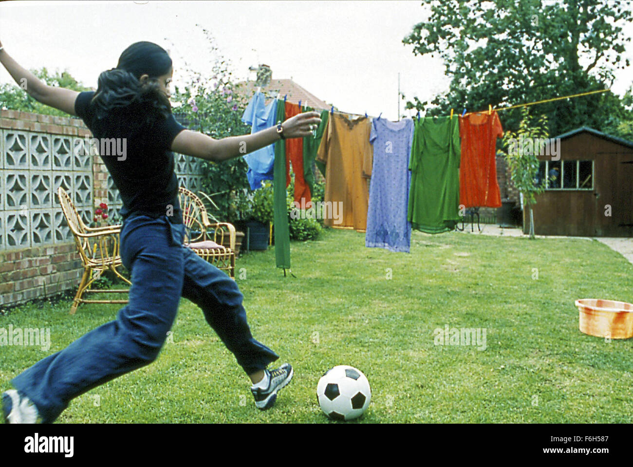 Feb 20, 2002 ; Londres, Angleterre, Royaume-Uni ; droit de Gurinder Chadha's comedy drama 'Bend It Like Beckham' avec PARMINDER NAGRA comme Jesminder 'Jess' Bhamra. Banque D'Images