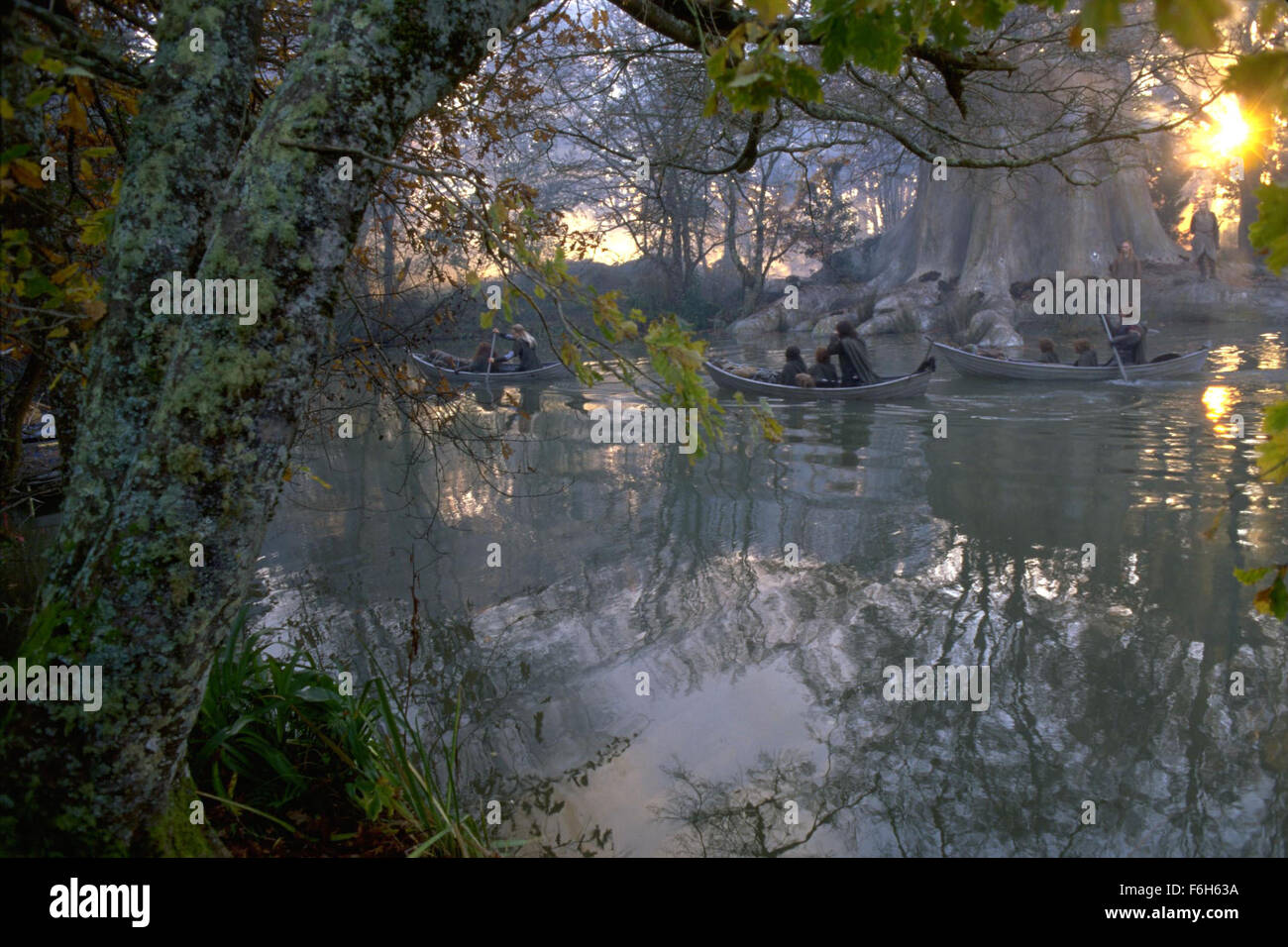 Jan 28, 2002 ; Hollywood, CA, USA ; aider les elfes hobbits et humains traverser une rivière dans 'Le Seigneur des Anneaux : La communauté de l'anneau.' Banque D'Images