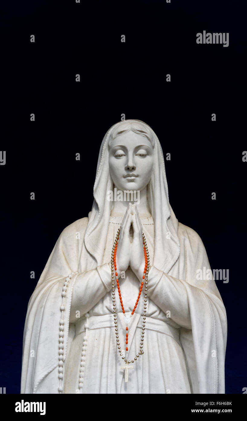 Statue De La Vierge Marie Avec Chapelet Photo Stock Alamy Statue De La Vierge Marie Avec Chapelet Photo Stock Alamy