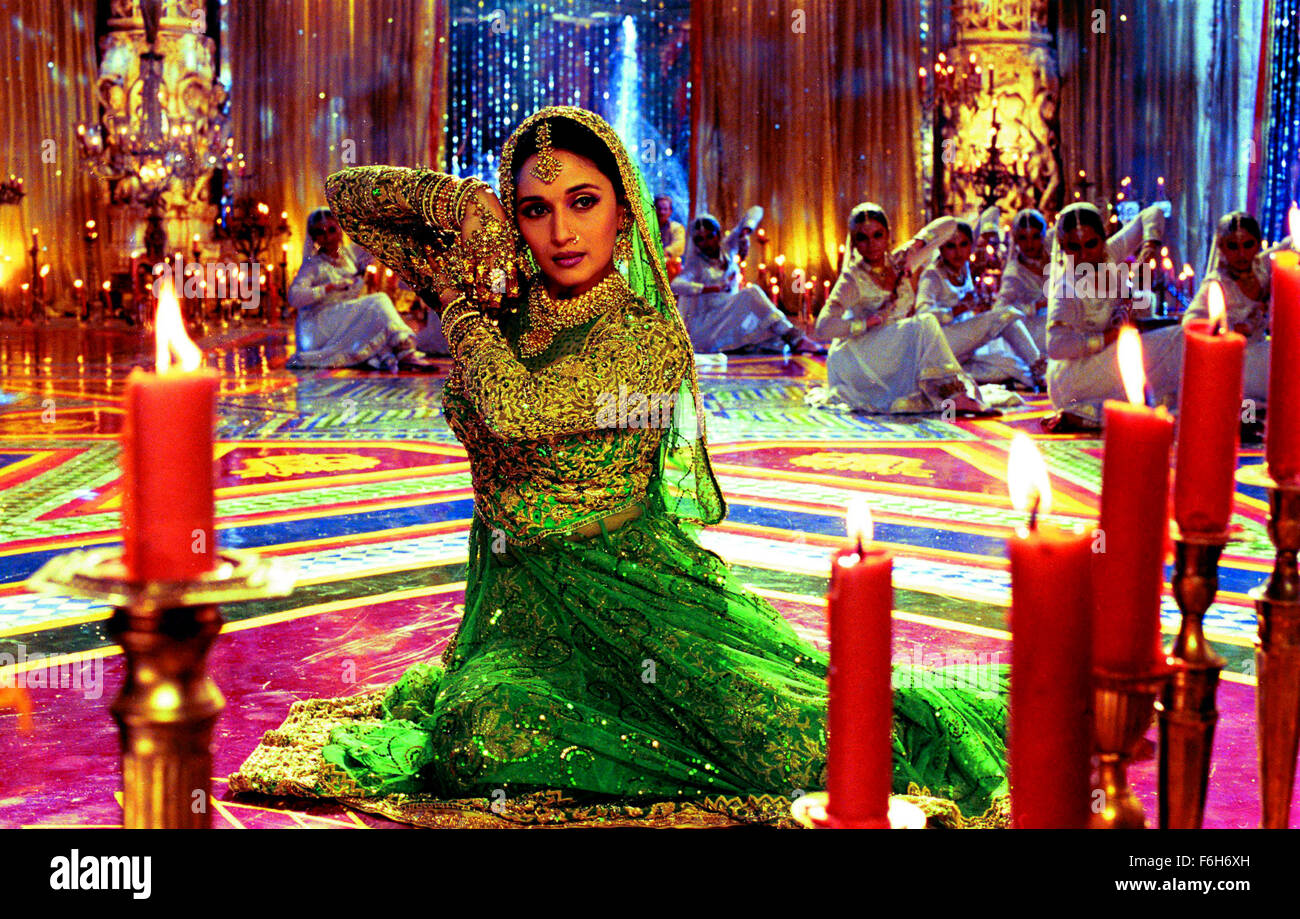 23 mai 2002, Bombay, Inde ; MADHURI DIXIT stars comme Chandramukhi dans le drame musical romantique 'Devdas' réalisé par Sanjay Leela Bhansali. Banque D'Images