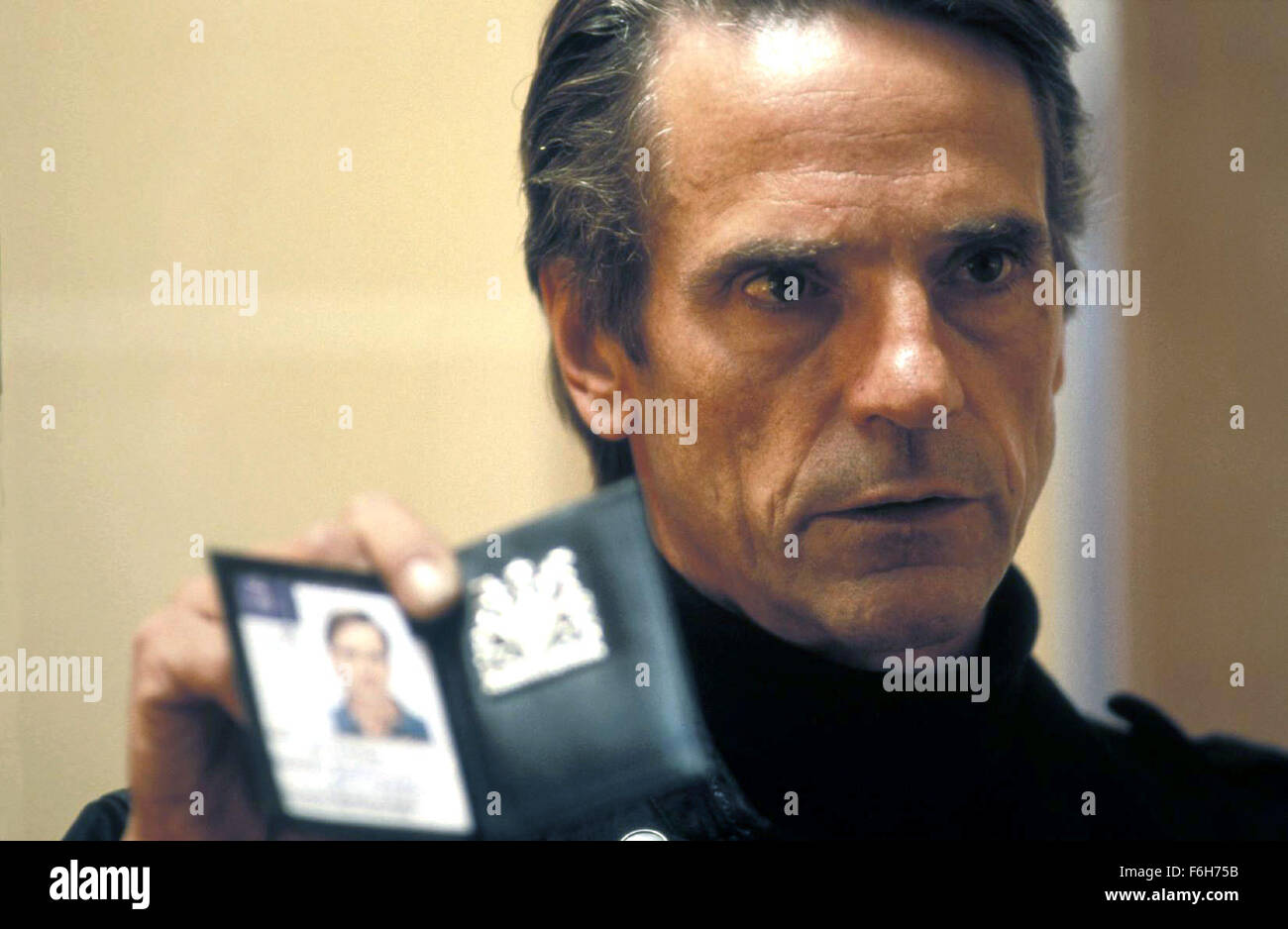 25 mai, 2002 ; Paris, France ; Jeremy Irons comme Valentin Valentin dans la romantique, thriller, drame ''Et maintenant... Mesdames et Messieurs'' réalisé par Claude Lelouch. Banque D'Images