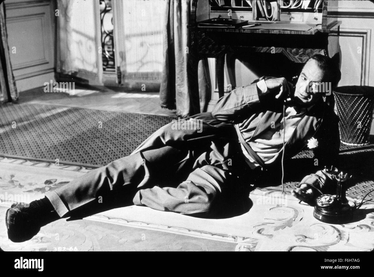 1957, le titre du film : L'AMOUR DANS L'APRÈS-MIDI, Directeur : Billy Wilder, Studio : Allied Artists, Photo : accessoires, Gary Cooper, téléphone, téléphoner. (Crédit Image : SNAP) Banque D'Images