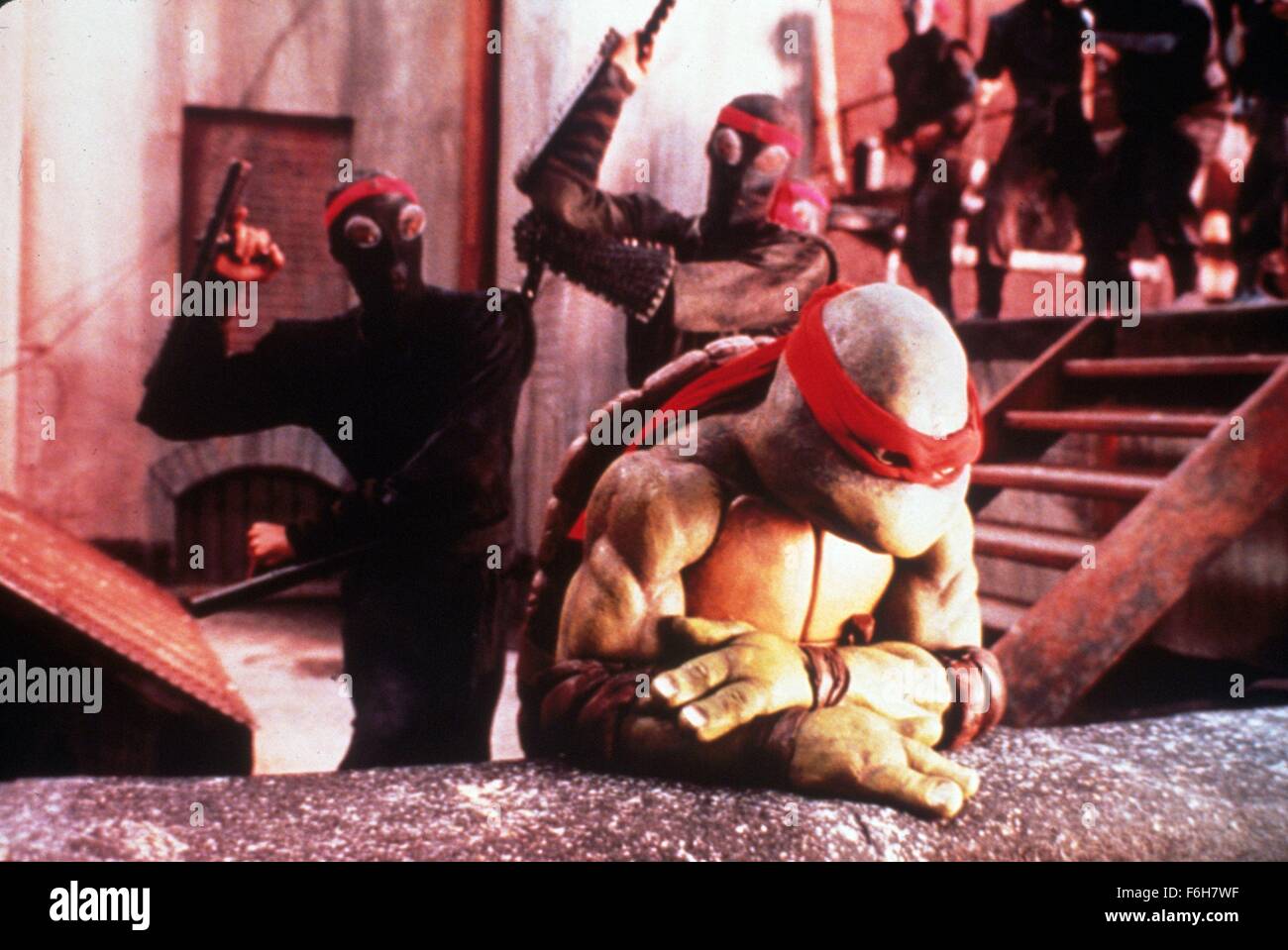 DATE DE SORTIE : Mars 30, 1990 TITRE DE LA VIDÉO : Teenage Mutant Ninja Turtles STUDIO : 888 Productions Réalisateur : Steve Barron PLOT : un quatuor de tortues humanoïdes formés par leur mentor en ninjitsu doivent apprendre à s'unir pour faire face à la menace d'une déchiqueteuse et le Foot Clan. Sur la photo : Josh Pais que Raphaël et le Foot Clan. (Crédit Image : c 888 Productions/photos) Banque D'Images