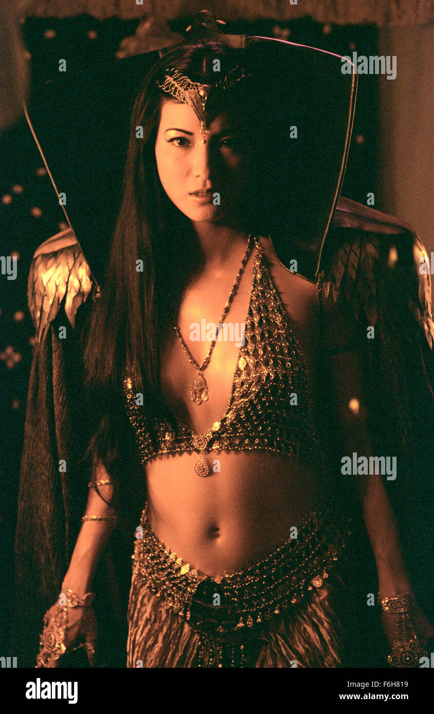 Apr 01, 2002 ; Hollywood, Californie, USA ; l'actrice KELLY HU comme Cassandra dans le film "Le Roi Scorpion" réalisé par Chuck Russell. Banque D'Images