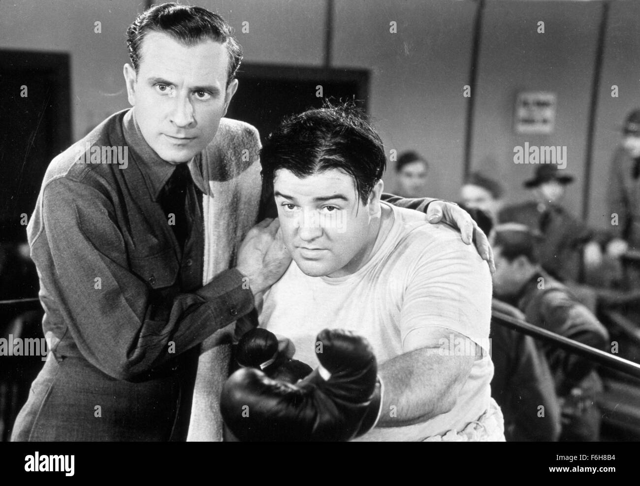 1940, le titre du film : BUCK PRIVATES, Studio : UNIVERSAL, présenté : BUD ABBOTT, accessoires, gants de boxe, ring de boxe, l'équipe de la comédie. (Crédit Image : SNAP) Banque D'Images