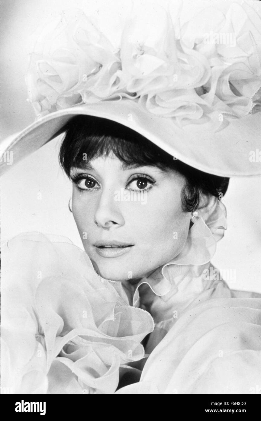 1964, le titre du film : My Fair Lady, Directeur : GEORGE CUKOR, Studio :  WARNER, Photo : Audrey Hepburn, fioritures, COLLIER, chapeau, HEAD SHOT,  PORTRAIT. (Crédit Image : SNAP Photo Stock - Alamy