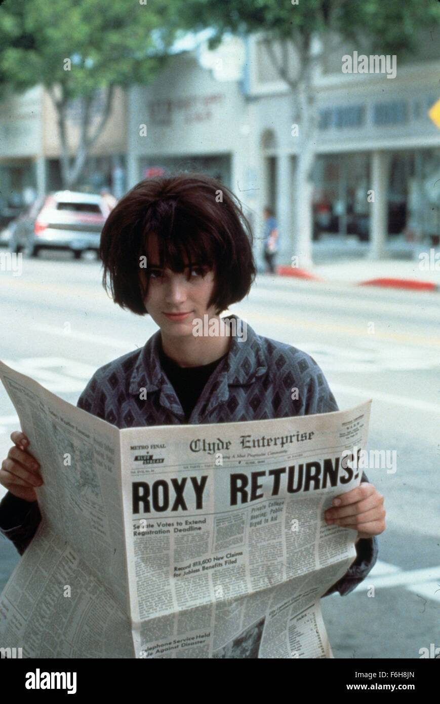 DATE DE SORTIE : Octobre 12, 1990 TITRE DE FILM : Welcome Home, Roxy Carmichael STUDIO : ITC Réalisateur : Jim Abrahams Résumé : Une petite ville se prépare pour l'arrivée de la superstar Roxy Carmichael, tout comme un jeune étranger, qui croit Roxy est sa mère. Sur la photo : WINONA RYDER comme Dinky Bossetti. (Crédit Image : c/ITC Entertainment Photos) Banque D'Images