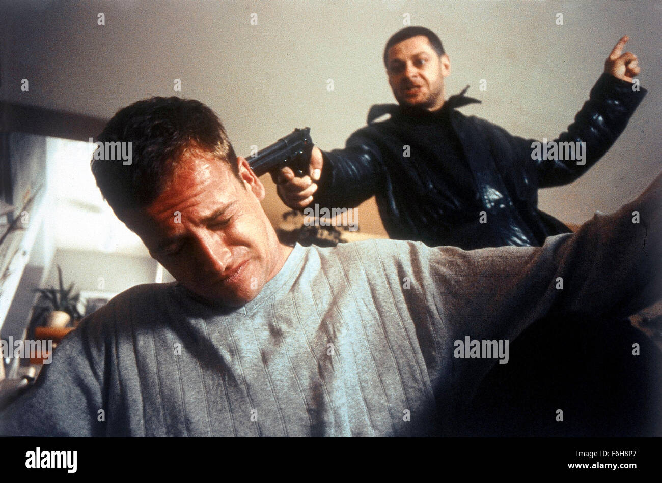 Apr 12, 2002 ; Los Angeles, CA, USA ; Jonny Lee Miller et Andy Serkis star comme Denis et Ricky Barnes dans le thriller "L'évasion" réalisé par Gillies MacKinnon. Banque D'Images