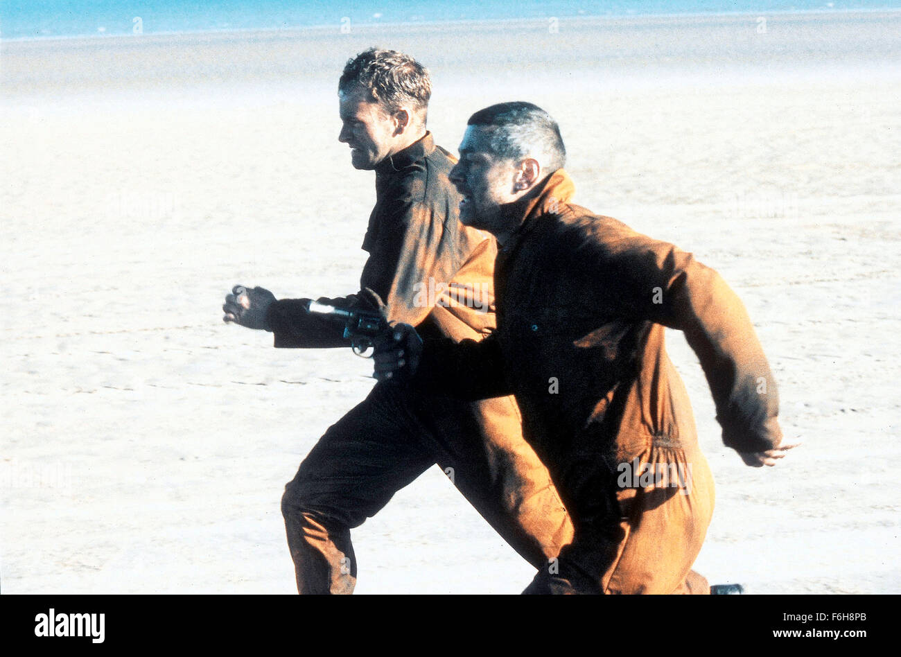 Apr 12, 2002 ; Los Angeles, CA, USA ; Jonny Lee Miller et Andy Serkis star comme Denis et Ricky Barnes dans le thriller "L'évasion" réalisé par Gillies MacKinnon. Banque D'Images