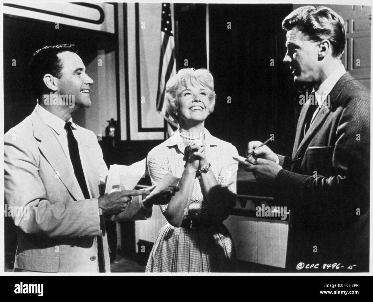 1959, le titre du film : C'EST ARRIVÉ À JANE, Directeur : RICHARD QUINE, Studio : COLUMBIA, présenté : DORIS DAY, STEVE FORREST, Jack Lemmon, cour, excité, espérons-le, en priant, looking up, perles, notes, l'ÉCRITURE, AVOCAT, EN PRENANT DES NOTES. (Crédit Image : SNAP) Banque D'Images