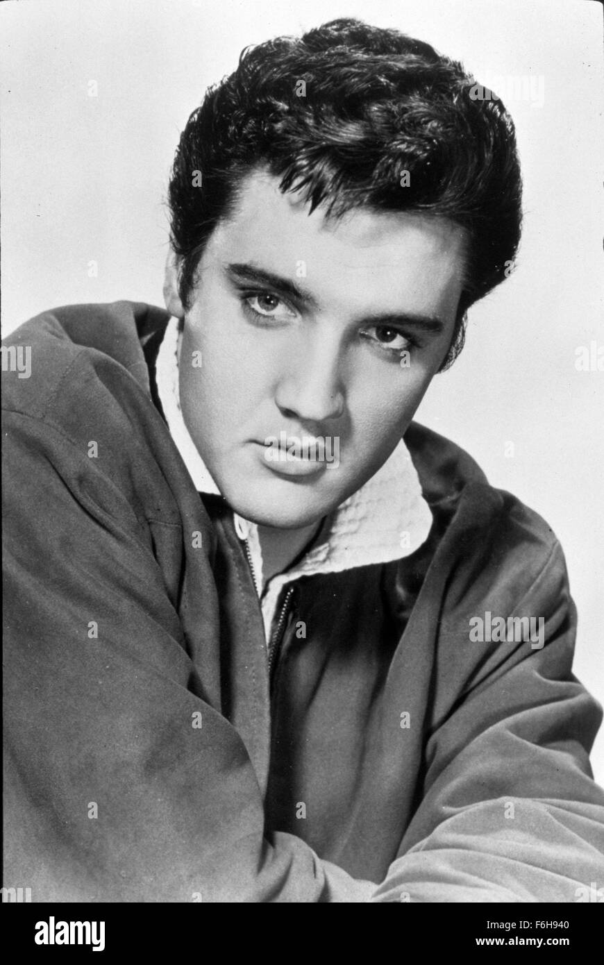 1957, le titre du film : Jailhouse Rock, Directeur : RICHARD THORPE, Photo : ELVIS PRESLEY, RICHARD THORPE, studio, HEAD SHOT. (Crédit Image : SNAP) Banque D'Images