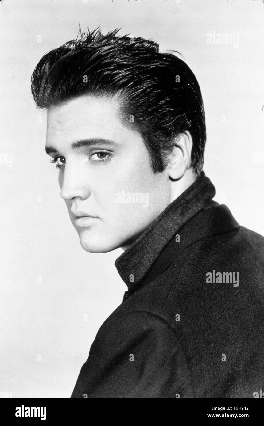 1957, le titre du film : Jailhouse Rock, Directeur : RICHARD THORPE, Studio : MGM, Photo : ELVIS PRESLEY, RICHARD THORPE, HEAD SHOT, STUDIO. (Crédit Image : SNAP) Banque D'Images