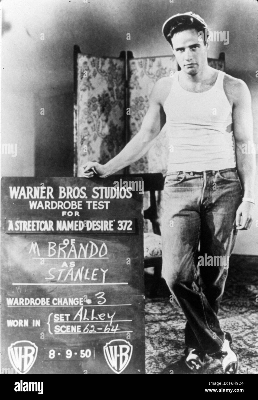 1951, le titre du film : Tramway nommé Désir, Directeur : Elia Kazan, Studio : WARNER, Photo : Marlon Brando, vêtements, Elia Kazan. (Crédit Image : SNAP) Banque D'Images
