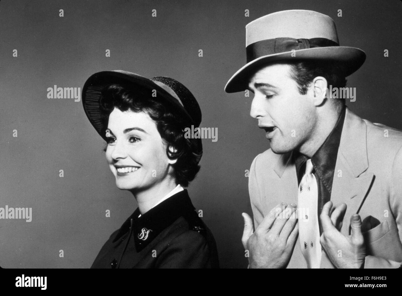 1955, le titre du film : GUYS AND DOLLS, Directeur : JOSEPH L MANKIEWICZ, Photo : Marlon Brando, JOSEPH L MANKIEWICZ, JEAN SIMMONS. (Crédit Image : SNAP) Banque D'Images