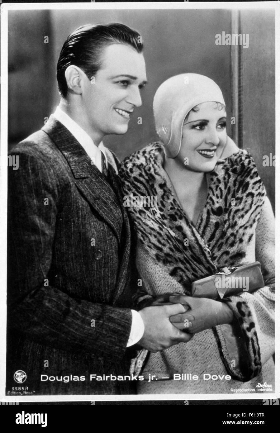 1930, le titre du film : UN SOIR À SUSIE'S, Photo : BILLIE DOVE, Douglas Fairbanks Jr, col fourré, serrements de mains, CAP, hat, LEOPARD PRINT. (Crédit Image : SNAP) Banque D'Images
