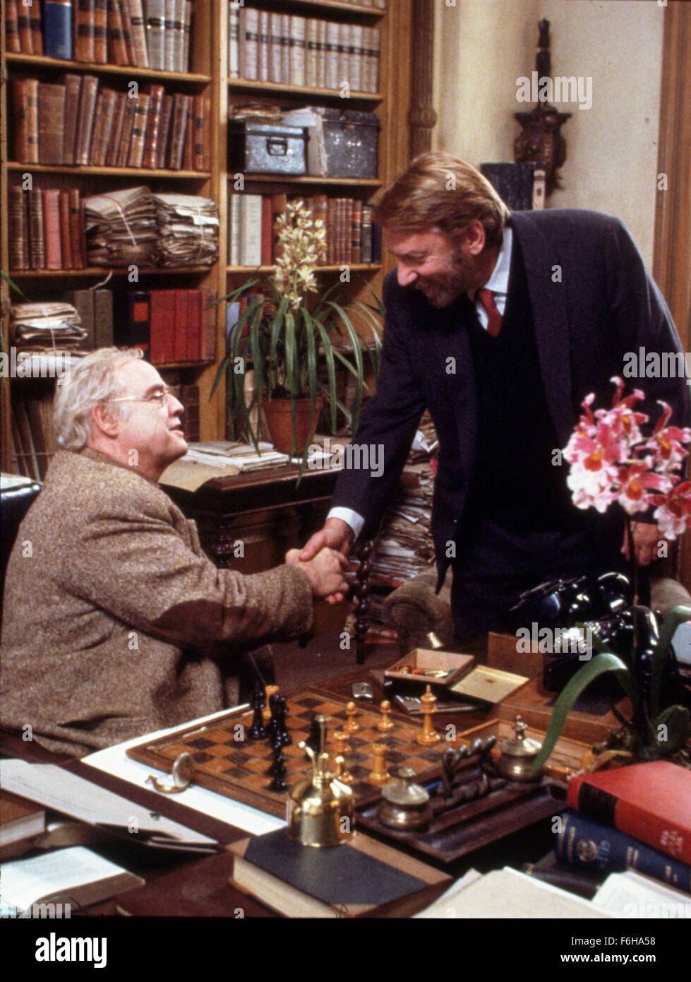 1989, le titre du film : saison blanc sec, Directeur : EUZHAN PALCY, Photo : Marlon Brando, barbe, Donald SUTHERLAND, OFFICE, bureau, entreprise, livres, serrements de mains, serrer la main, les échecs, les hommes d'affaires. (Crédit Image : SNAP) Banque D'Images