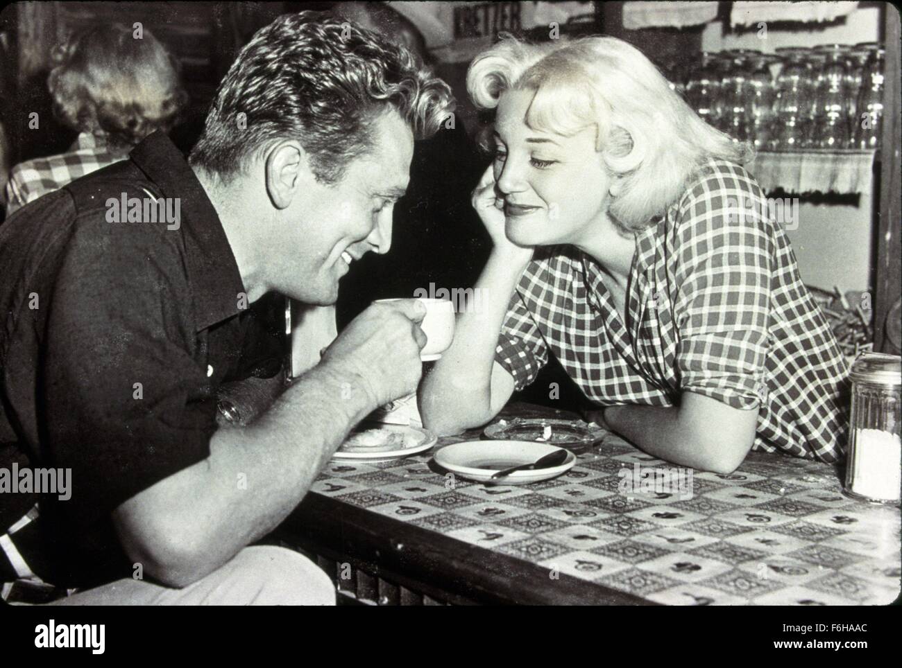 1951, le titre du film : LES AS DANS LE TROU, Directeur : Billy Wilder, Studio : Paramount, Photo : KIRK DOUGLAS, JAN STERLING, flirt, admirant, BAR MAID, serveuse, diner, compteur, ROMANCE. (Crédit Image : SNAP) Banque D'Images