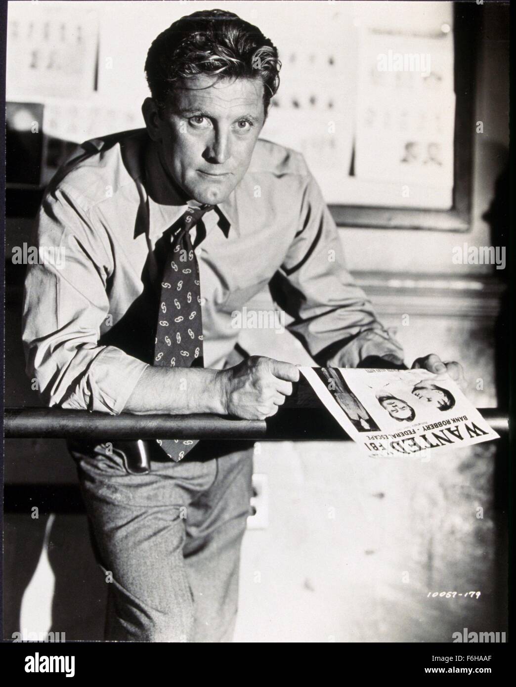 1951, le titre du film : detective story, Réalisateur : William Wyler, Studio : Paramount, Photo : KIRK DOUGLAS, cravate, détective, voulait, Bounty, SPY, police, COP, sérieux, MISSION, se penchant, balustrade. (Crédit Image : SNAP) Banque D'Images