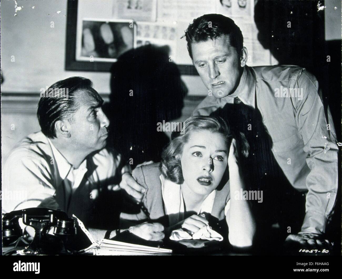 1951, le titre du film : detective story, Réalisateur : William Wyler, Studio : Paramount, Photo : KIRK DOUGLAS, Horace McMAHON, Eleanor Parker, OFFICE, TRIANGLE AMOUREUX, désemparé, de pleurer, les larmes, le désespoir, réconforter, consoler, protéger, sauver, PROFITANT DE, dur, l'AMOUR (TRIANGLE), bureau, dramatique, DRAME, contrarié. (Crédit Image : SNAP) Banque D'Images