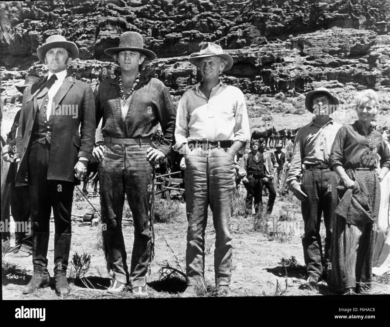 1967, le titre du film : Route de l'Ouest, Directeur : Andrew McLAGLEN, Studio : UA, Photo : LOLA ALBRIGHT, Kirk Douglas, Michael McGREEVEY, Andrew McLAGLEN, Robert Mitchum. (Crédit Image : SNAP) Banque D'Images