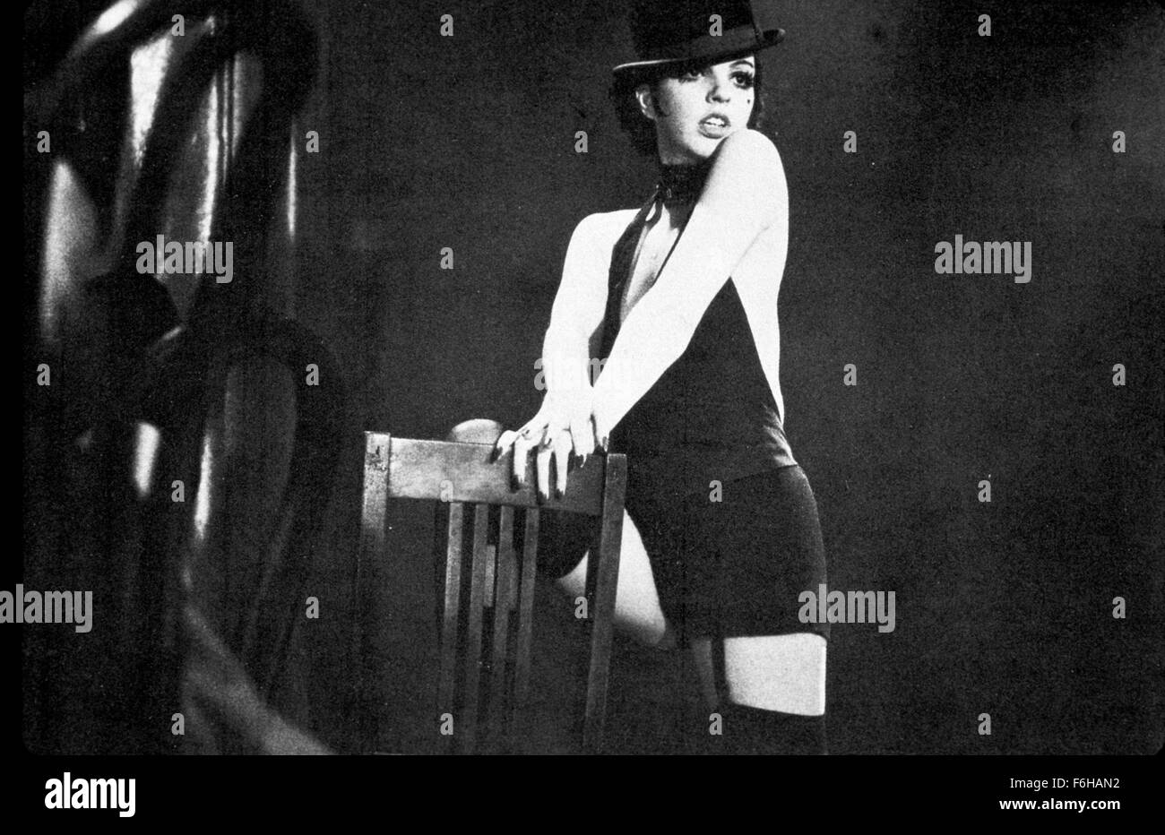 1972, le titre du film : CABARET, Réalisateur : Bob Fosse, Photo : 1972, AWARDS - Académie, Meilleure Actrice, OSCAR RETRO, Liza Minnelli, danse, chant, OSCAR (FILM), RISQUE, HALTER cou, décolleté. (Crédit Image : SNAP) (Crédit Image : c'/photos) Banque D'Images 1972, le titre du film : CABARET, Réalisateur : Bob Fosse, Photo : 1972, AWARDS - Académie, Meilleure Actrice, OSCAR RETRO, Liza Minnelli, danse, chant, OSCAR (FILM), RISQUE, HALTER cou, décolleté. (Crédit Image : SNAP) (Crédit Image : c'/photos) Banque D'Images