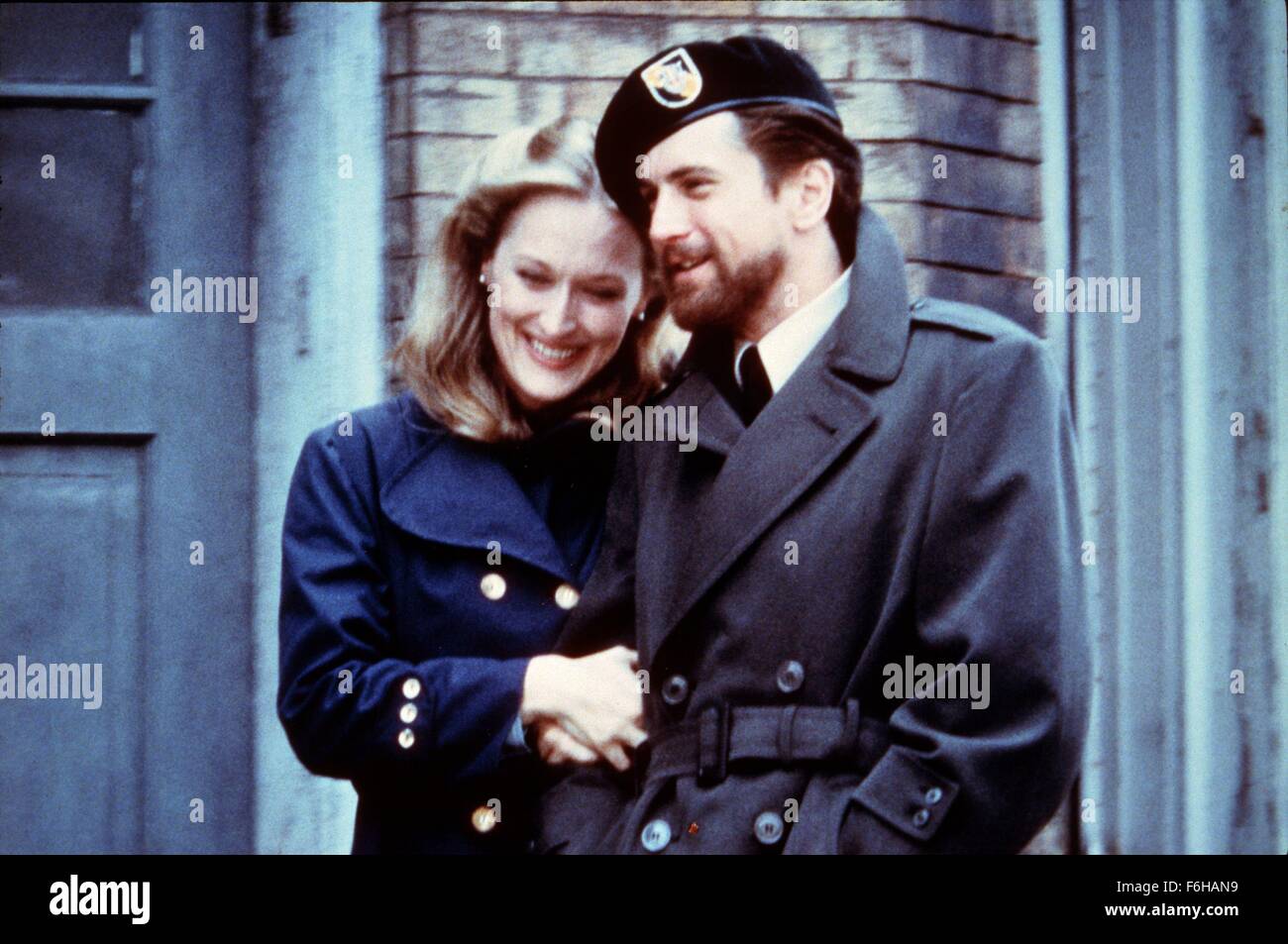 1978, le titre du film : Deer Hunter, Directeur : Michael Cimino, Studio : UNIV, Photo : 1978, AWARDS - Académie, Meilleure Photo, Michael Cimino, Robert De Niro, Meryl Streep, militaire, béret, pardessus, romance, barbe, RELIANT LES BRAS, OSCAR rétro. (Crédit Image : SNAP) (Crédit Image : c'/photos) Banque D'Images