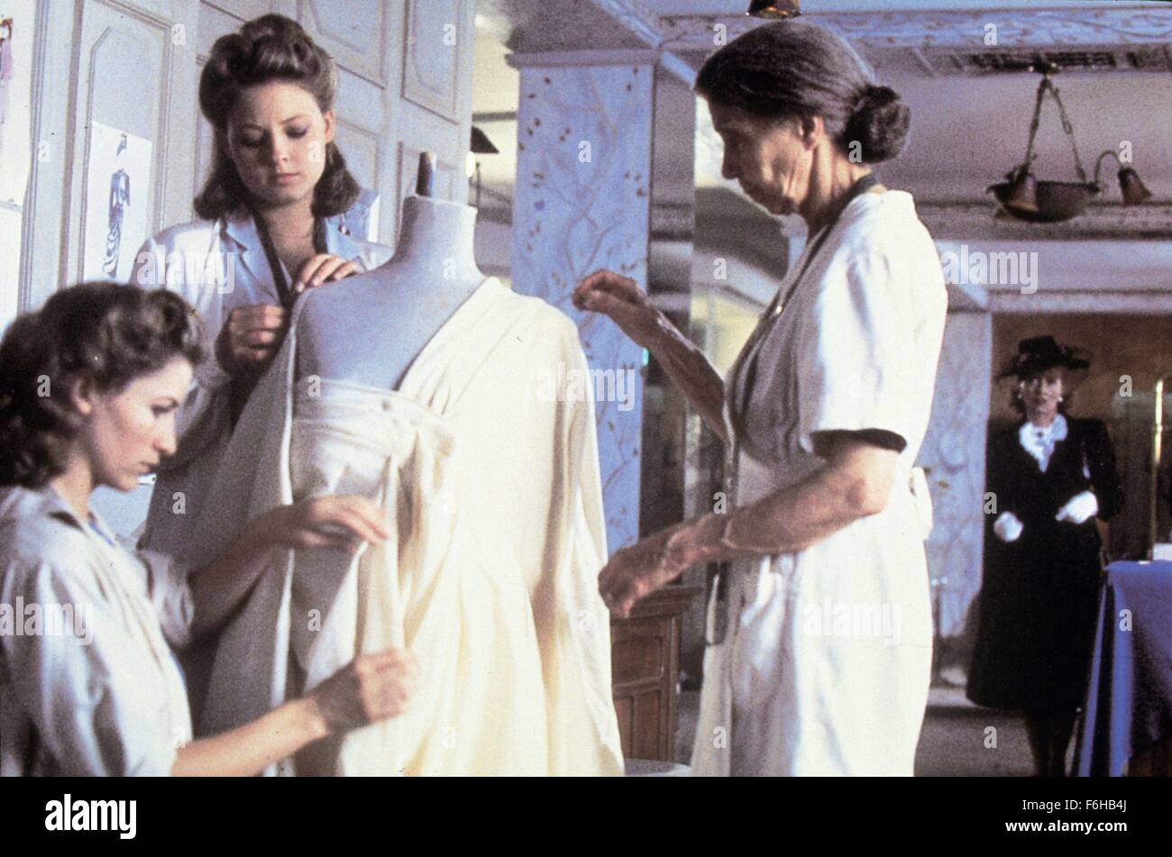 DATE DE SORTIE : 1984 TITRE DU FILM : Le sang des autres Réalisateur : Claude Chabrol STUDIO : Filmax PLOT : LA DEUXIÈME GUERRE MONDIALE. En allemand Paris occupé, Helene est déchiré entre l'amour pour son ami Jean, travaillant pour la résistance et l'administrateur allemand Bergmann, qui va tout faire pour gagner son affection sur la photo : Jodi Foster comme Helene (crédit Image : c Filmax Animation/photos) Banque D'Images