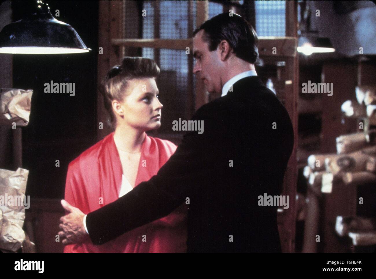 DATE DE SORTIE : 1984 TITRE DU FILM : Le sang des autres Réalisateur : Claude Chabrol STUDIO : Filmax PLOT : LA DEUXIÈME GUERRE MONDIALE. En allemand Paris occupé, Helene est déchiré entre l'amour pour son ami Jean, travaillant pour la résistance et l'administrateur allemand Bergmann, qui va tout faire pour gagner son affection sur la photo : Jodi Foster comme Helene (crédit Image : c Filmax Animation/photos) Banque D'Images