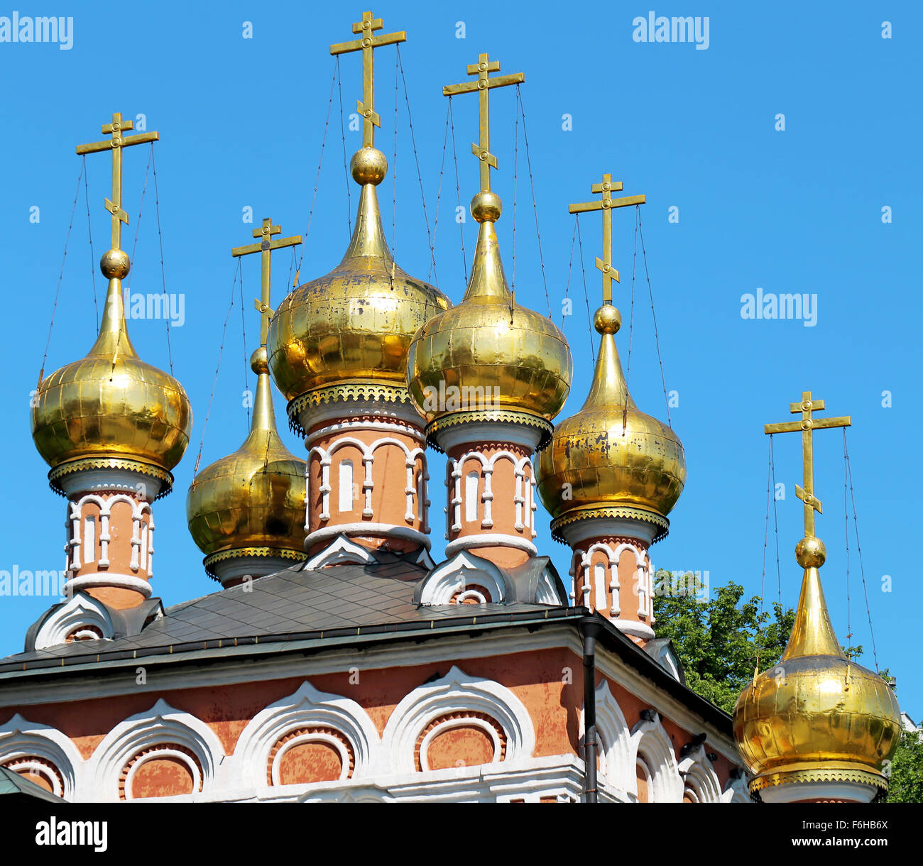 Dômes dorés et traverse l'Église orthodoxe russe Banque D'Images