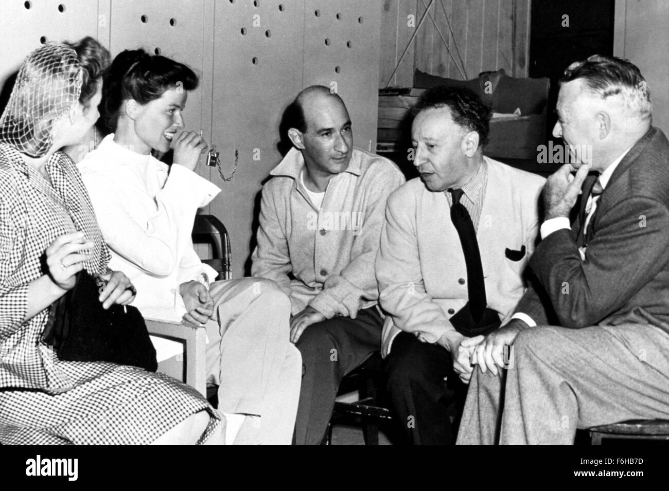 1947, le titre du film : chanson d'amour, Directeur : CLARENCE BROWN, Studio : MGM, Photo : CLARENCE BROWN, GROUPE, Katharine Hepburn, Culver City, CA. MGM Studios, cinéma, Artur Rubinstein, Mme Artur Rubinstein, WILLIAM STEINBERG, discuter. (Crédit Image : SNAP) Banque D'Images