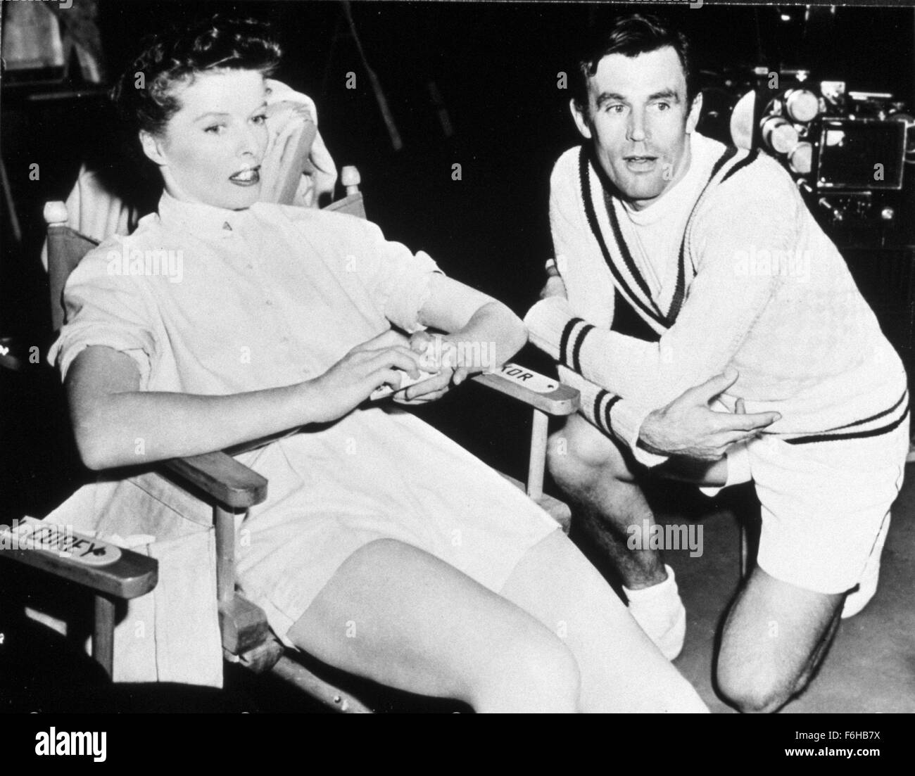 1952, le titre du film : Pat et Mike, Directeur : GEORGE CUKOR, Studio : MGM, Photo : GEORGE CUKOR, Katharine Hepburn, cinéma, FRANK PARKER, DANS LES COULISSES, fauteuil inclinable. (Crédit Image : SNAP) Banque D'Images