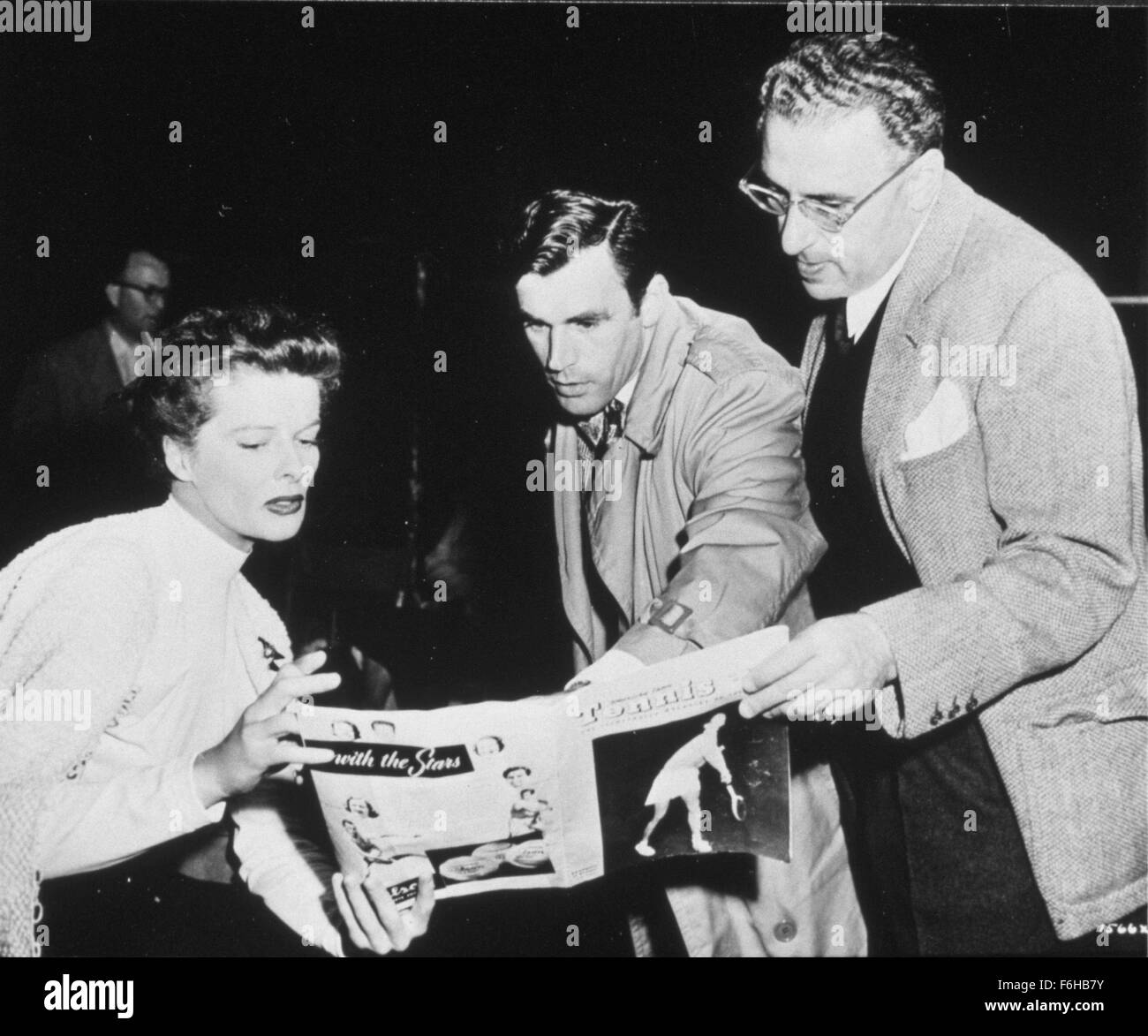 1952, le titre du film : Pat et Mike, Directeur : GEORGE CUKOR, Studio : MGM, Photo : expliquer, diriger, 1952, Katharine Hepburn, cinéma, FRANK PARKER, Tennis Magazine, derrière la scène. (Crédit Image : SNAP) Banque D'Images