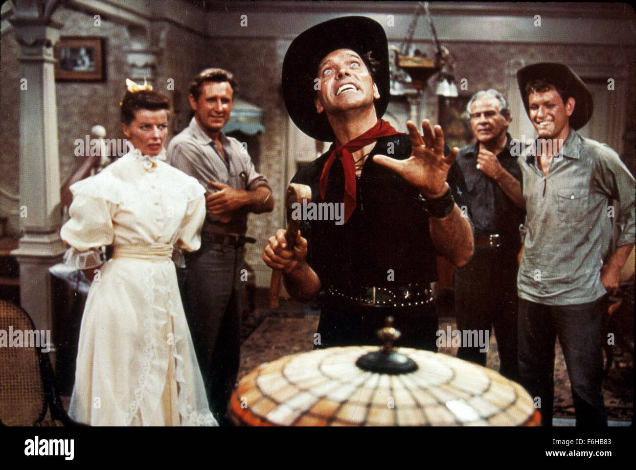 1956, le titre du film : RAINMAKER, Directeur : JOSEPH ANTHONY, Studio : Paramount, Photo : 1956, GROUPE, Katharine Hepburn, Burt Lancaster, western, main ouverte, excité, animé, CONTE DIT, cou écharpe, HAT - COWBOY, OUTFIT - NOIR, OUTLAW, rebelle. (Crédit Image : SNAP) Banque D'Images