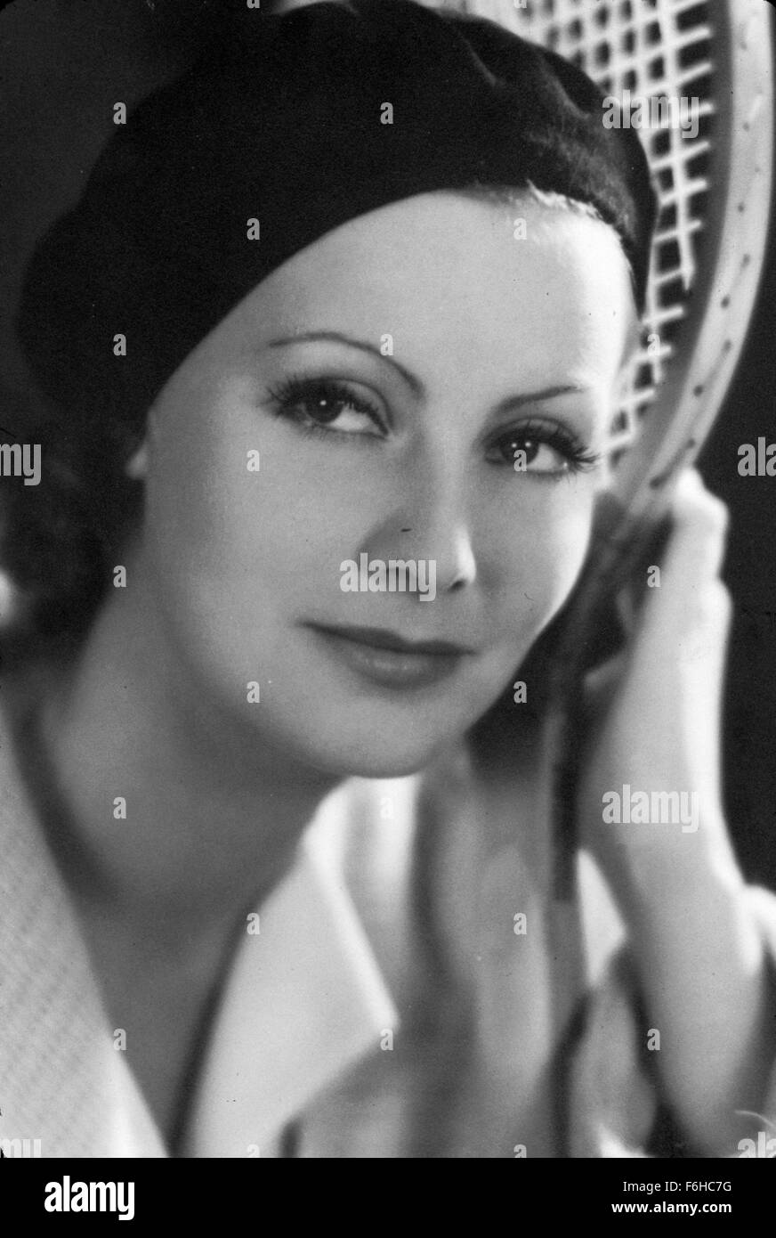 1929, le titre du film : KISS, Directeur : Jacques Feyder, Studio : MGM, Photo : raquette de tennis, GRETA GARBO, studio, portrait, les sourcils. (Crédit Image : SNAP) Banque D'Images