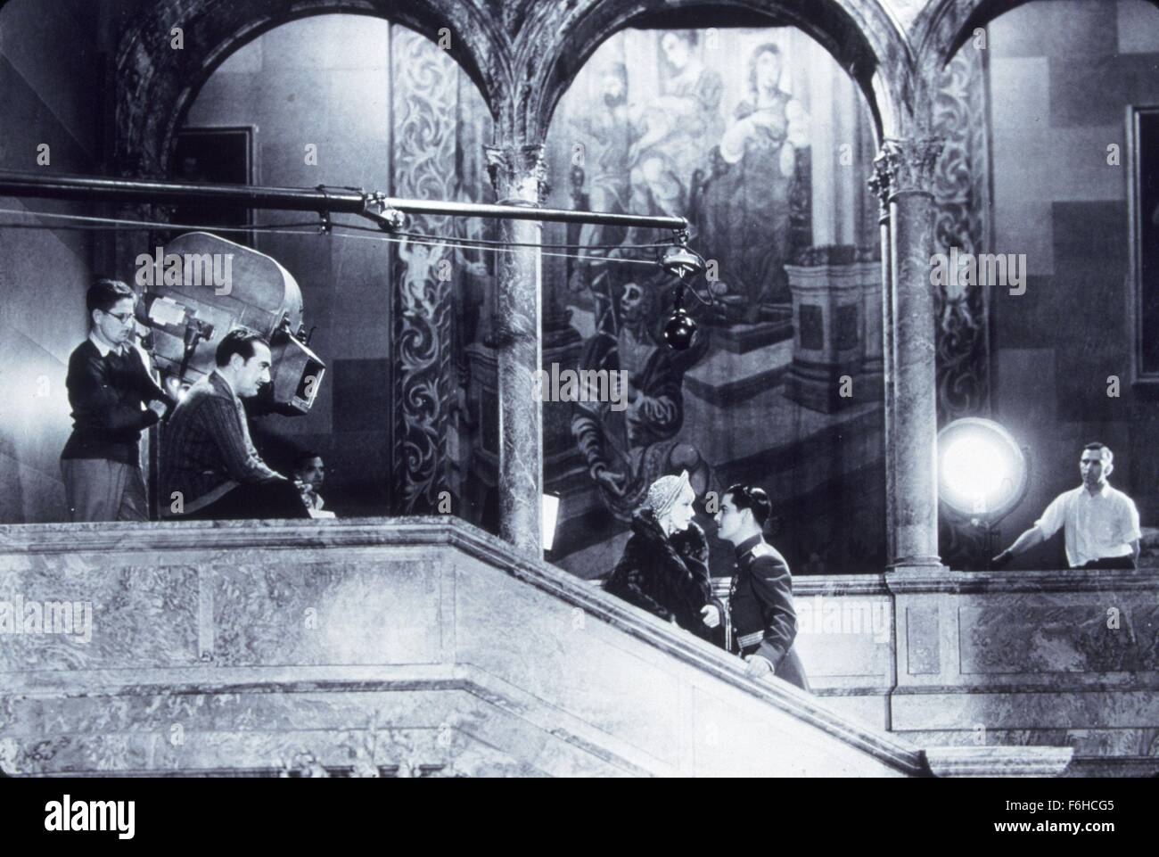 1932, le titre du film : Mata Hari, Directeur : GEORGE FITZMAURICE, Studio : MGM, Photo : DERRIÈRE LES COULISSES, GEORGE FITZMAURICE, GRETA GARBO, CAMÉRA, Film, Film d'équipage. (Crédit Image : SNAP) Banque D'Images