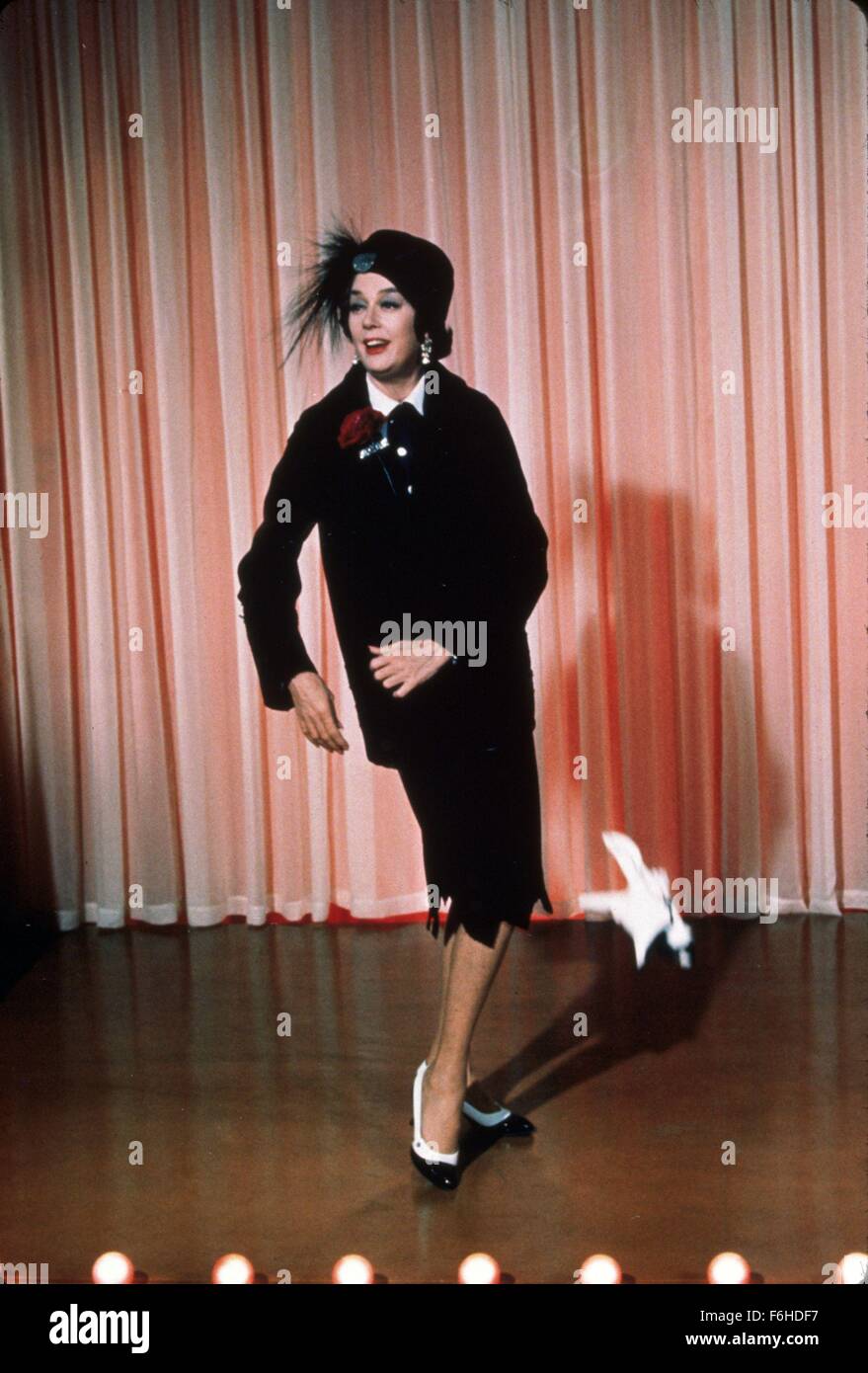 1962, le titre du film : GYPSY, Directeur : MERVYN LeROY, Photo : MAMA ROSE, Rosalind Russell, STAGE, interprète, rideaux, PIGEON, colombe, NOTE - Stephen Sondheim. (Crédit Image : SNAP) Banque D'Images