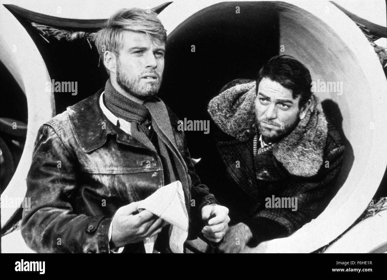 1965, le titre du film : situation désespérée, sur la photo : des vêtements, des vêtements de combat, MICHAEL CONNORS. (Crédit Image : SNAP) Banque D'Images