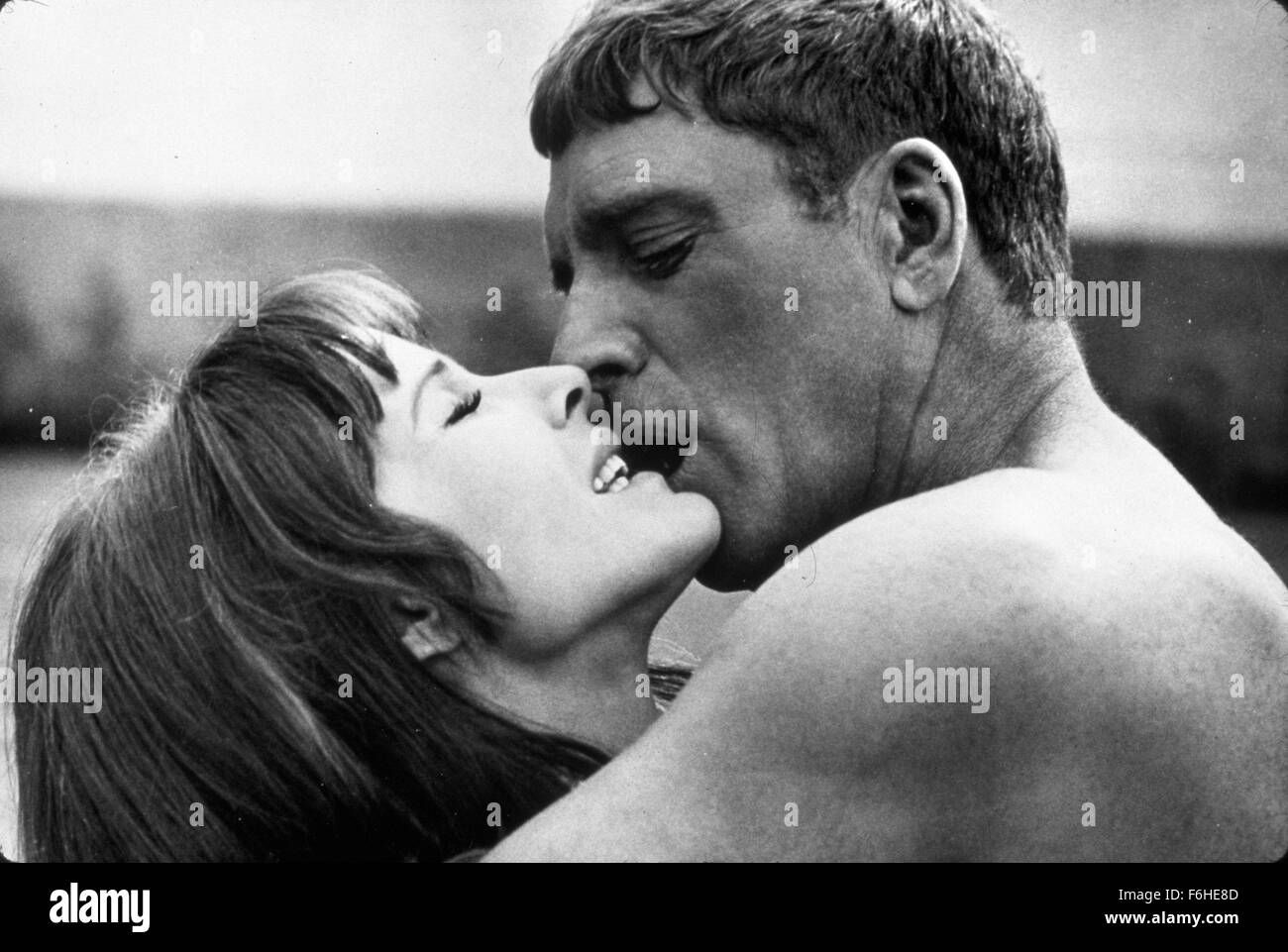 1968, le titre du film : nageur, Réalisateur : FRANK & SYDNEY POLLACK, PERRY Studio : COLUMBIA, présenté : embrasser, Burt Lancaster, FRANK & SYDNEY POLLACK PERRY, ROMANCE. (Crédit Image : SNAP) Banque D'Images