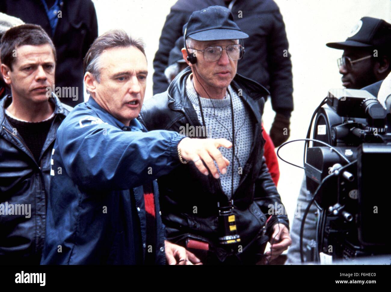 1988, le titre du film : COULEURS, Réalisateur : Dennis Hopper, Studio : ORION, Photo : accessoires, directeur dirige, Dennis Hopper, CAMÉRA, Film, Film d'équipage extras. (Crédit Image : SNAP) Banque D'Images